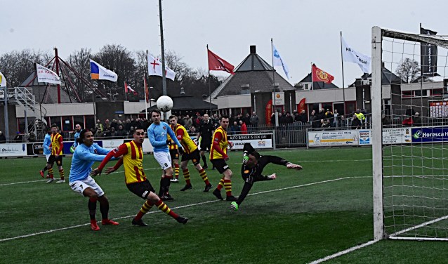 Met deze redding voorkomt doelman Beckers een vroege Katwijkse treffer. | Foto: PR