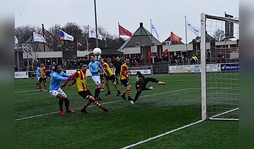 Met deze redding voorkomt doelman Beckers een vroege Katwijkse treffer. | Foto: PR