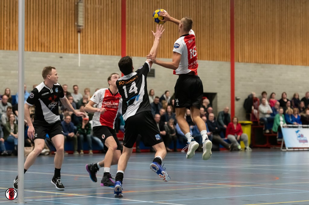 Nick Pikaar (r) wint het rebound duel.