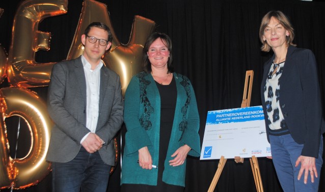 Ondertekening van het convenant. Vlnr Bart de Wolf (KWF), Angelique Beekhuizen (wethouder Leiderdorp) en Marka Bordewijk (GGD) | foto Nelleke Thissen