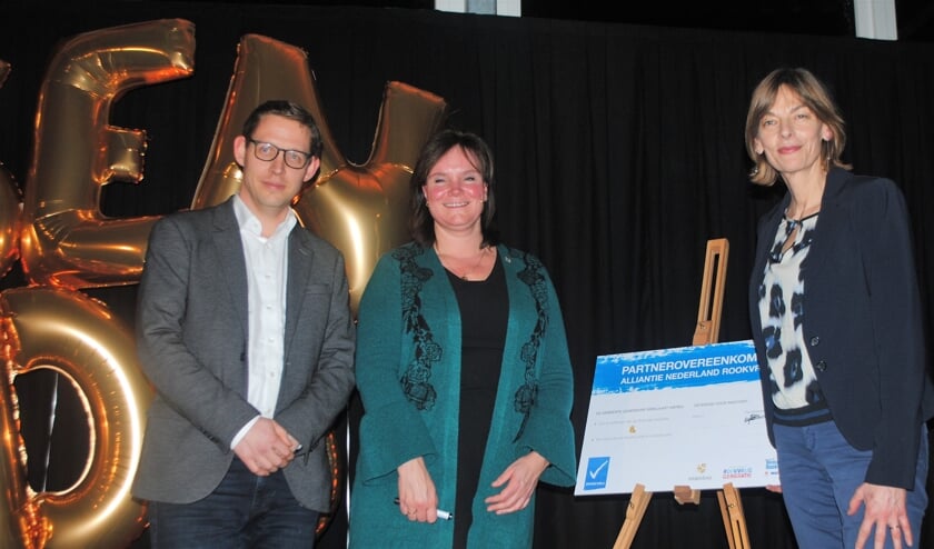 Ondertekening van het convenant. Vlnr Bart de Wolf (KWF), Angelique Beekhuizen (wethouder Leiderdorp) en Marka Bordewijk (GGD) | foto Nelleke Thissen