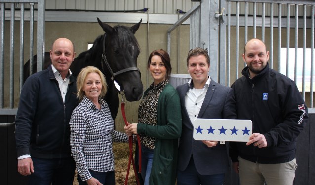 Vlnr: Pieter Versteege, Marian Koopman-Versteege, Havanty, Danielle v Dijk, Bob Koopman, Patrick Marsman. | Foto en tekst: Annemiek Cornelissen