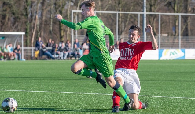 Invaller Tim Bakker wordt neergelegd en krijgt een penalty mee.