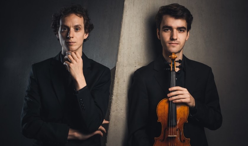 De jonge musici Tobias Borsboom (piano) en Pieter van Loenen (viool) geven samen een concert in 't Koetshuis van Kasteel Keukenhof.