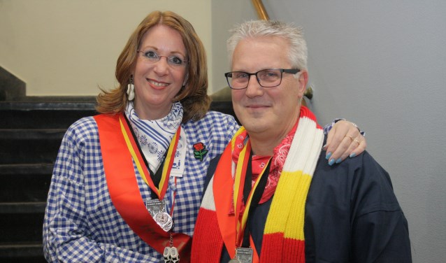 Boerenbruidspaar Trude van Teylingen (burgemeester Carla breuer) en haar Geert Geesing (Erwin Koenen) bij de ondertrouw.