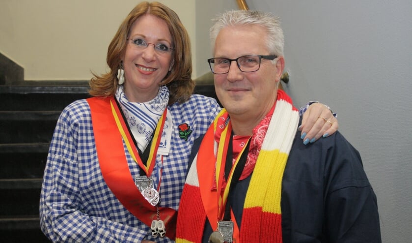 Boerenbruidspaar Trude van Teylingen (burgemeester Carla breuer) en haar Geert Geesing (Erwin Koenen) bij de ondertrouw.