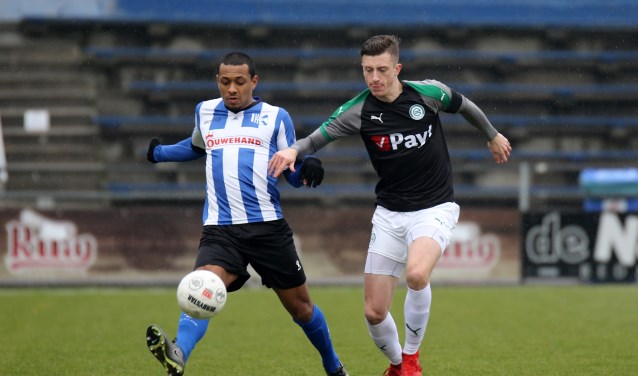 Chima Bosman in duel met Daniel Bouwman van Jong FC Groningen. | Foto: OrangePictures