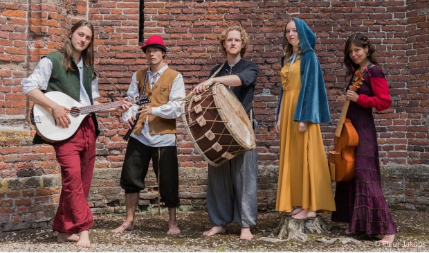 Imbue, een jonge energieke folkband die historische muziek maakt.