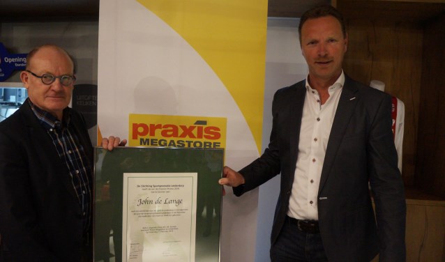 Marco Schraver (r) van Mega Praxis Leiderdorp reikte de Zilveren Promo uit.| Foto: FB