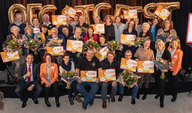 De ontvangers van de Rabobank Wensencheques op het podium in het Dorpscentrum. | Foto Wil van Elk