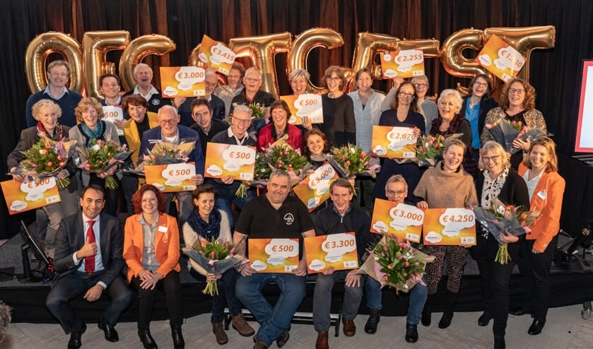 De ontvangers van de Rabobank Wensencheques op het podium in het Dorpscentrum. | Foto Wil van Elk