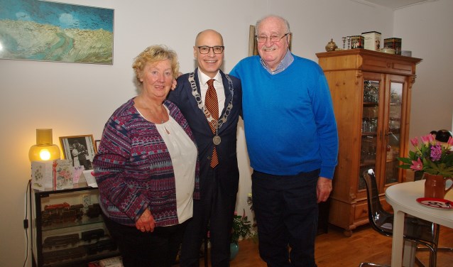 Bruidspaar Anneke en Frits de Winter met de burgemeester in hun midden. | Foto Willemien Timmers