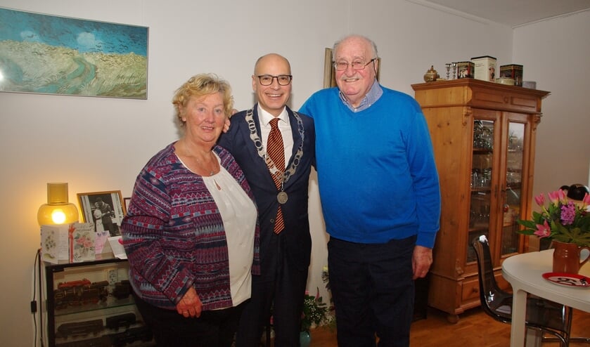 Bruidspaar Anneke en Frits de Winter met de burgemeester in hun midden. | Foto Willemien Timmers