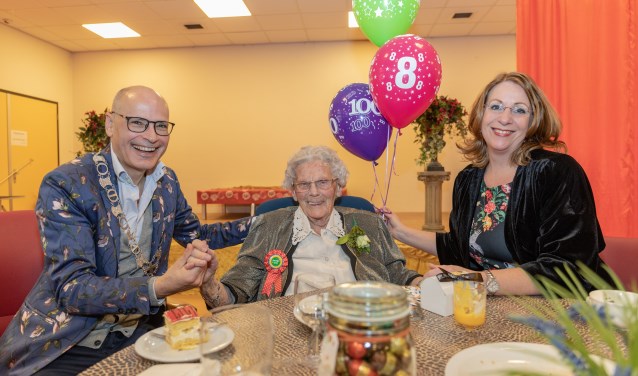 Mevrouw Keijzer 108 jaar en twee burgemeesters op bezoek.
