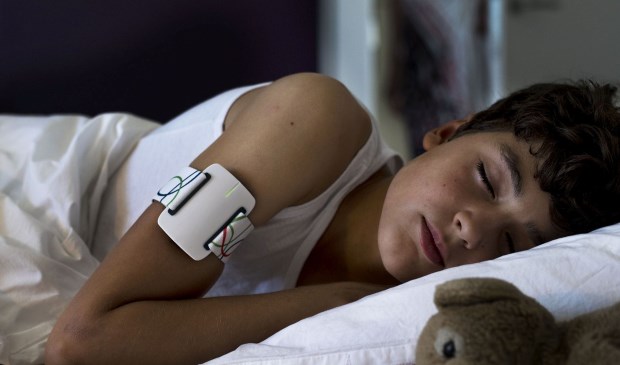 De Nightwatch die aanvallen van epilepsie kan herkennen en dan een waarschuwing uitstuurt, wordt als een armband gedragen.