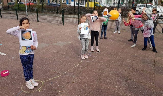 Leerlingen van de Dubbelburg tijdens een buitenlesdag.