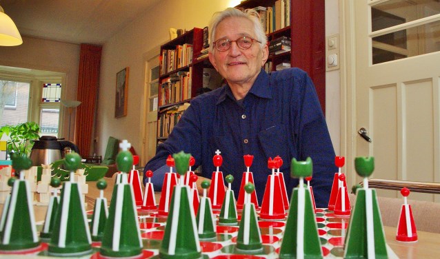 Jan de Visser bij een eerder door hem gemaakt schaakspel. | Foto Willemien Timmers