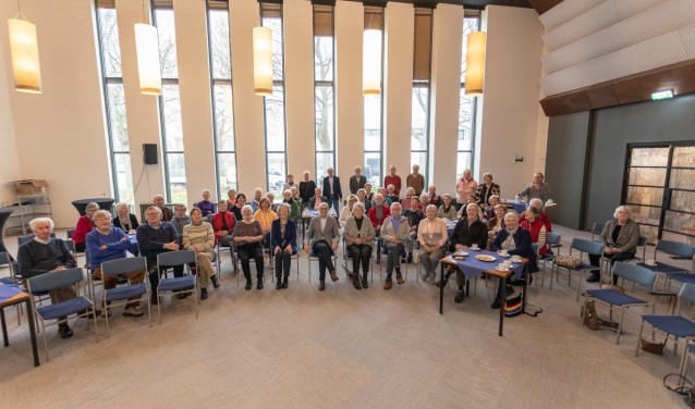 Heel veel vrijwilligers zorgen dat de Oké bij iedereen in de bus komt. | Foto Wil van Elk