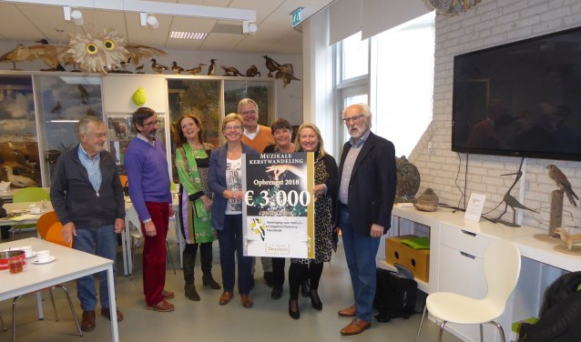 Het Jan Verwey Natuurcentrum werd verblijd met een mooie cheque door de organisatie van de Muzikale Kerstwandeling. | Foto en tekst: Ina Verblaauw