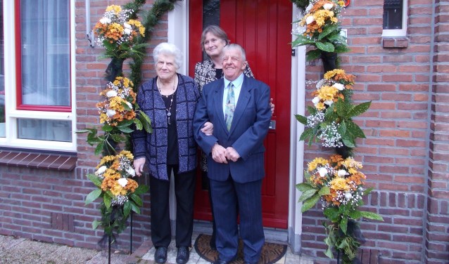 Kees en Tiny de Kan-Uitendaal met burgemeester Jon Hermans- Vloedbled. | Foto: Piet de Boer.