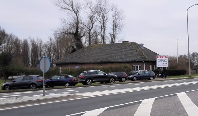 Tientallen belangstellenden hebben vanochtend gekeken in de eerste 'oorlogsbarak' die te koop staat.