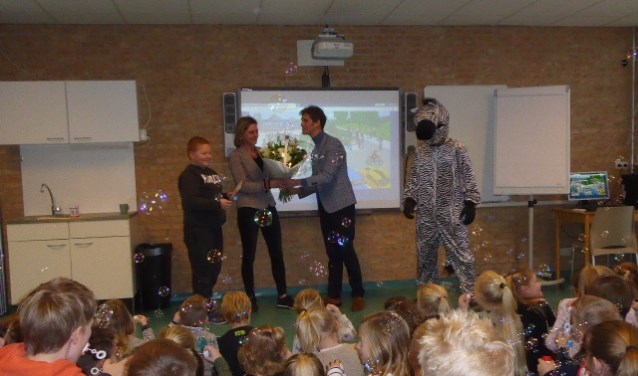 De Schapendel kreeg van wethouder Ter Hark de erkenning School op Seef. | Foto: Ina Verblaauw