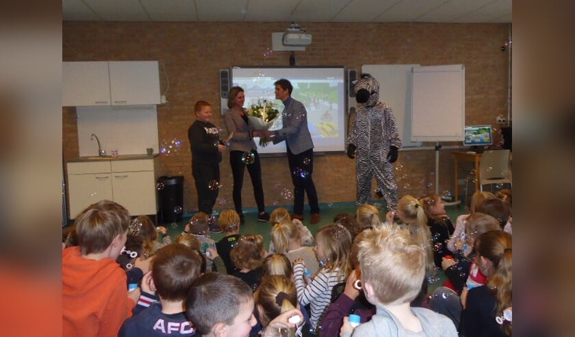 De Schapendel kreeg van wethouder Ter Hark de erkenning School op Seef. | Foto: Ina Verblaauw