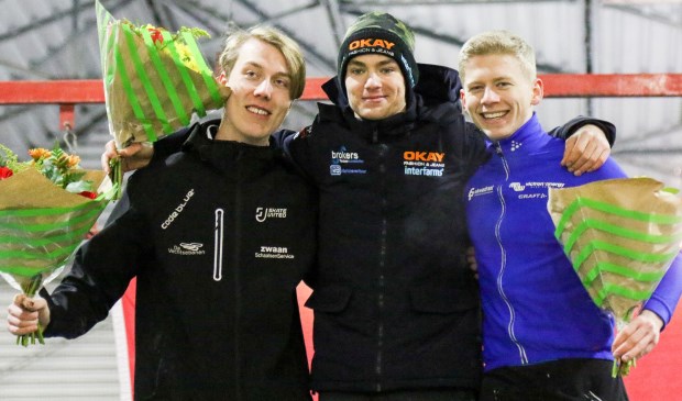 Yves Vergeer als winnaar op het podium, met naast hem Teun de Wit (links) en Harm Visser (rechts).