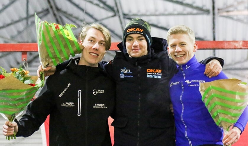 Yves Vergeer als winnaar op het podium, met naast hem Teun de Wit (links) en Harm Visser (rechts).