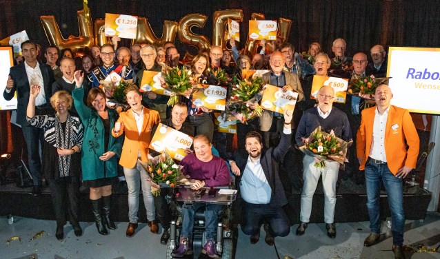 Alle blije ontvangers van de toegekende cheques | foto PR