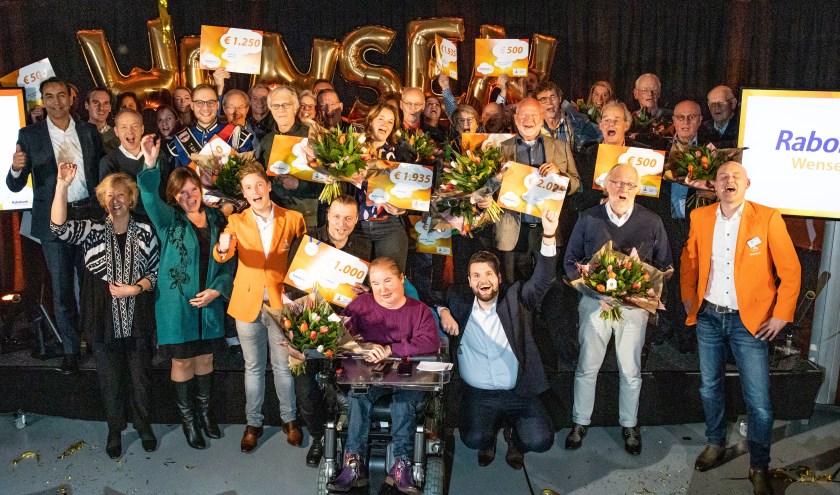Alle blije ontvangers van de toegekende cheques | foto PR