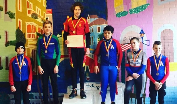 Tygo Kompier (VIJK) op de eerste plaats, met het certificaat van zijn nieuwe districtsrecord, Rens Vergeer (WIJC) op twee en op drie Kevin Rozendaal (VIJK).| Foto: pr./Paul Fredrikze