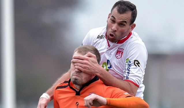 Bryan Jongeneel van Stedoco heeft ruzie met Brayen Bröcker. | Foto: OrangePictures