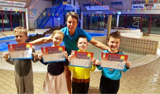 Jack, Jayson, Guus en Cathelijne met hun zwemdiploma A. | Foto: pr.