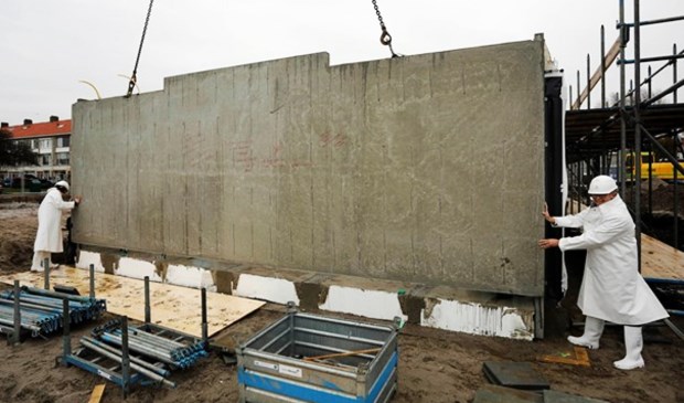 Met het plaatsen van een van de wanden werd het officiele startsein gegeven aan de nieuwbouw.