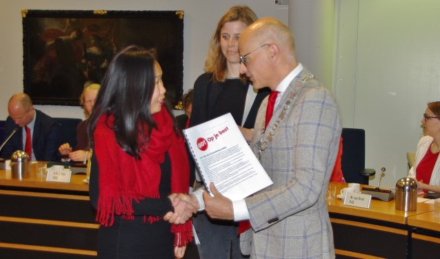 'Het gaat om sociale veiligheid en de onbezorgde schooltijd van de leerlingen', aldus de ouders bij de overhandiging van de petitie aan burgemeester Emile Jaensch.