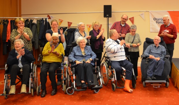 De Keukenhofpassen worden overhandigd door Atie Paardekooper en Cyp Straathof (derde en vierde van rechts). | Foto: pr.