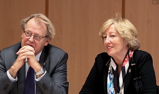 Commissaris van de Koning Jaap Smit en burgemeester Laila Driessen in het Leiderdorpse gemeentehuis tijdens de persconferentie na afloop van het werkbezoek van Smit aan Leiderdorp.