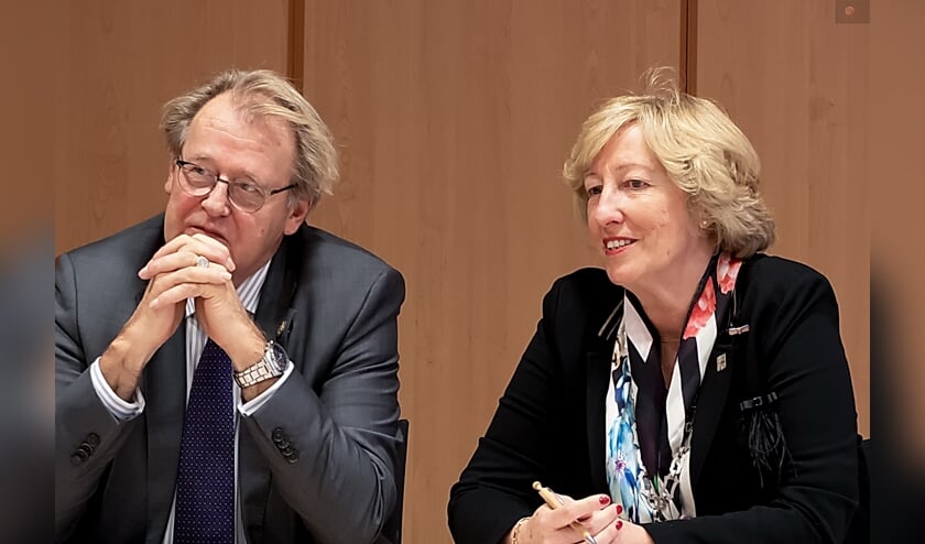 Commissaris van de Koning Jaap Smit en burgemeester Laila Driessen in het Leiderdorpse gemeentehuis tijdens de persconferentie na afloop van het werkbezoek van Smit aan Leiderdorp.
