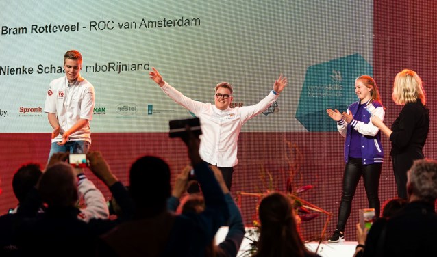 Student Bas juicht wanneer hij hoort dat hij opnieuw Nederlands kampioen patissier is geworden.