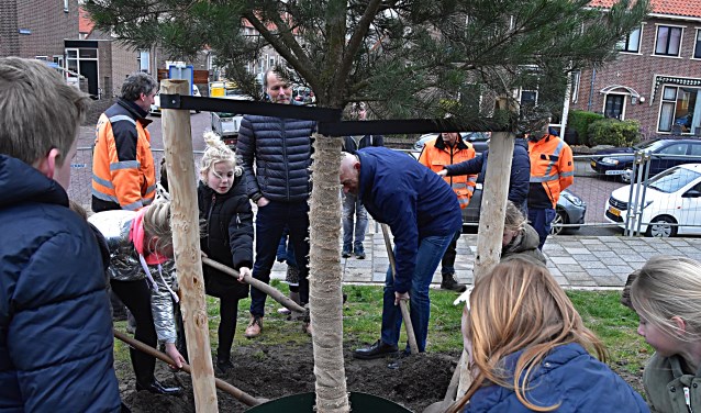 Rien Nagtegaal plantte, samen met leerlingen van de Groen van Prinstererschool bij zwembad Aquamar. | Foto: Piet van Kampen