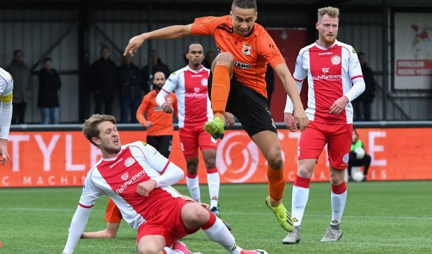 Marciano van Leijenhorst van IJsselmeervogels in duel met Marciano Mengerink. | Foto: OrangePictures