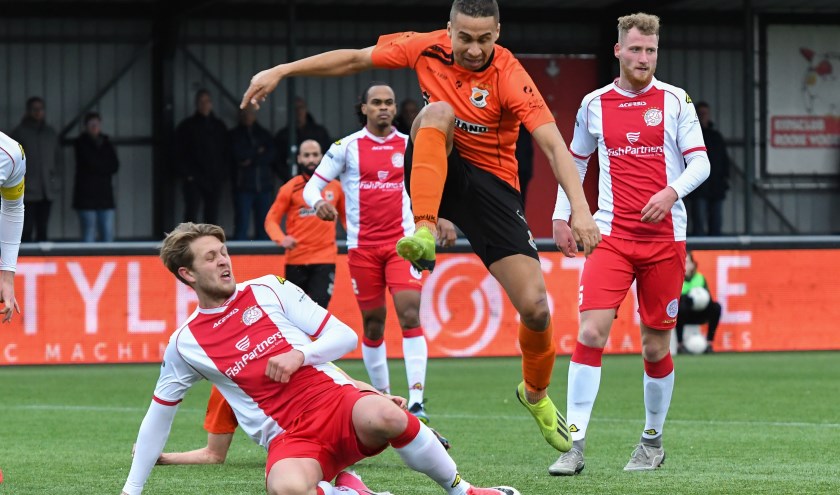Marciano van Leijenhorst van IJsselmeervogels in duel met Marciano Mengerink. | Foto: OrangePictures