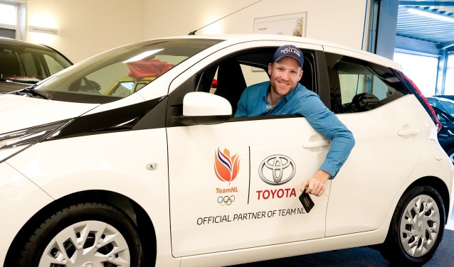 Boudewijn Röell probeert zijn auto uit in de showroom van Van Haasteren Motors aan de Touwbaan in Leiderdorp. | Foto: J.P. Kranenburg