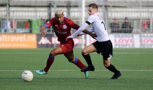 Chima Bosman van Quick Boys in duel met Fabian Korporaal van ASWH | Foto: Orange Pictures