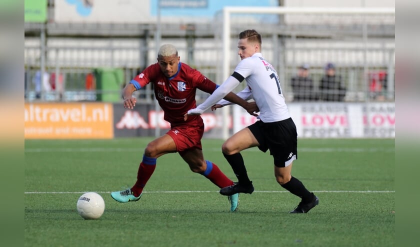 Chima Bosman van Quick Boys in duel met Fabian Korporaal van ASWH | Foto: Orange Pictures