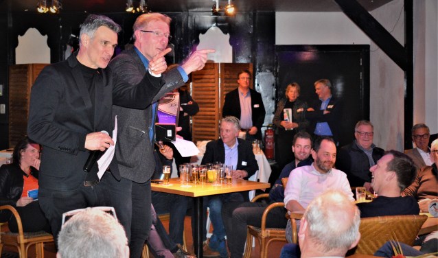 Met veel enthousiasme brachten Viggo Waas en Hans van Breukelen de eerste kavels aan de man.