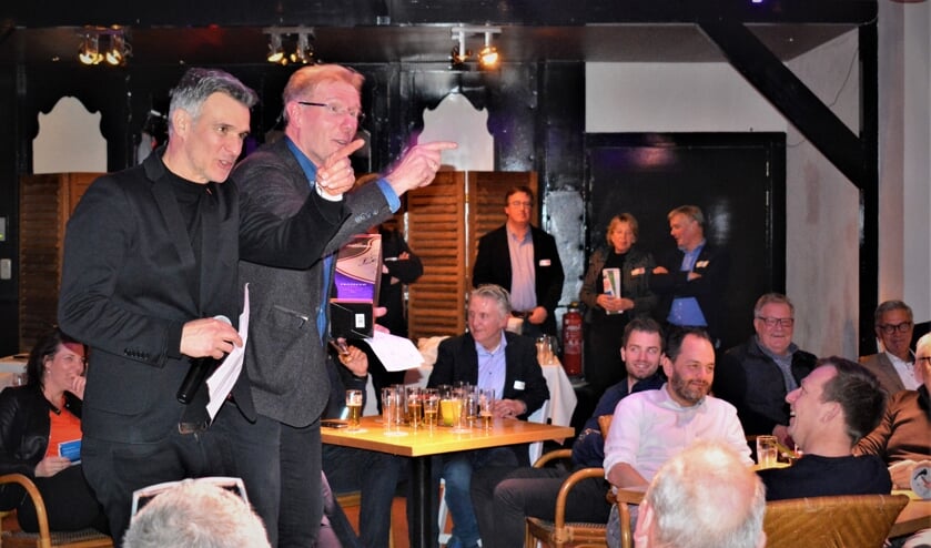 Met veel enthousiasme brachten Viggo Waas en Hans van Breukelen de eerste kavels aan de man.