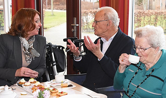 Burgemeester Carla Breuer in gesprek tijdens NLdoet.