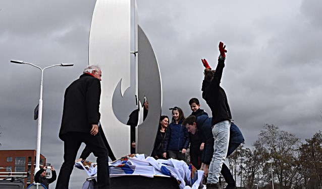 Onthulling van het kunstwerk door de familie van Joop van Egmond.